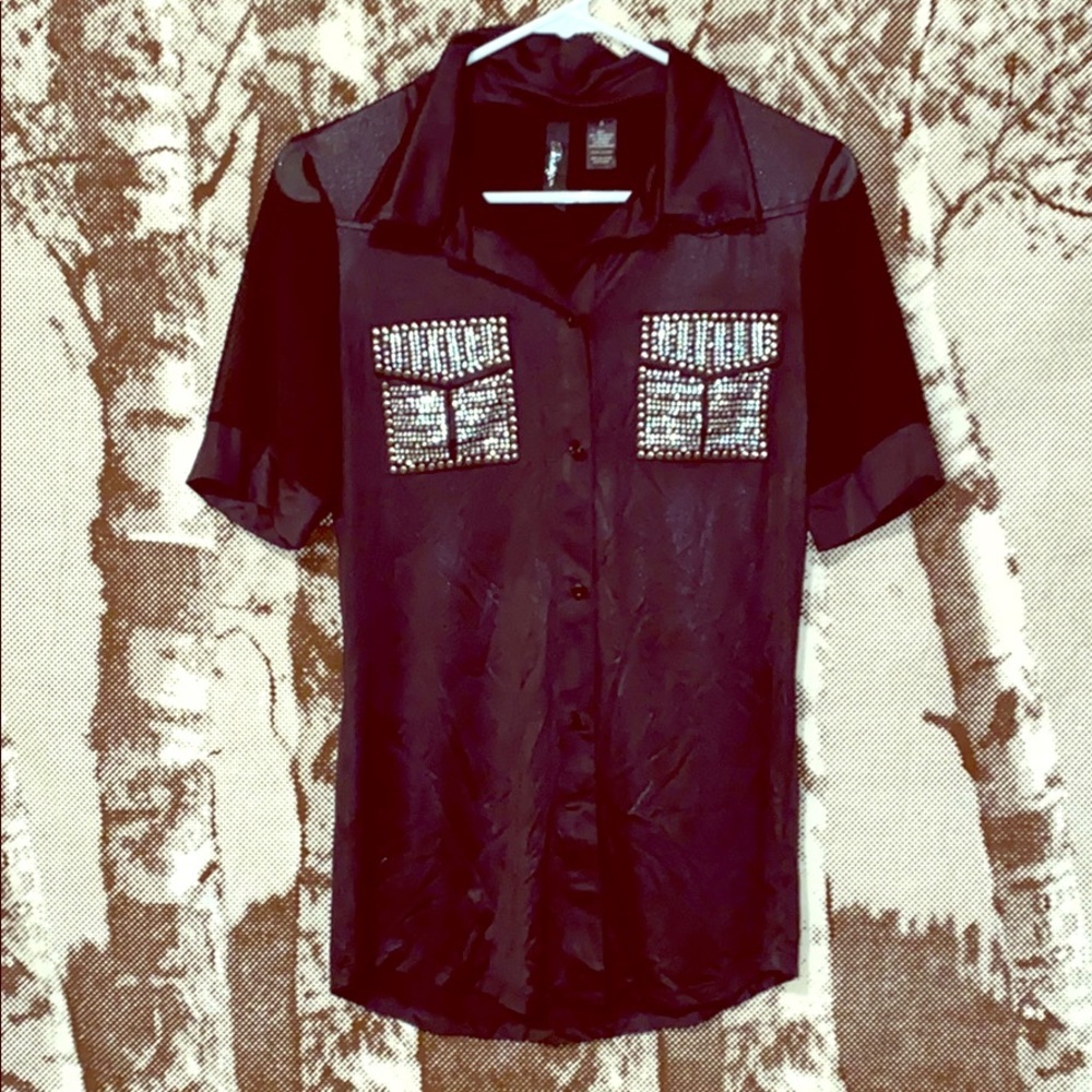 Sleek short sleeved top with studded pockets in excellent condition.